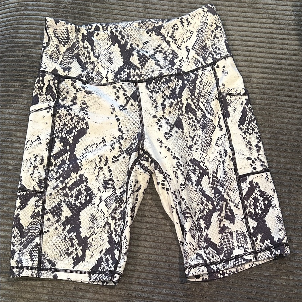 High-Rise Snake Print Women’s Bike Shorts - Black & White